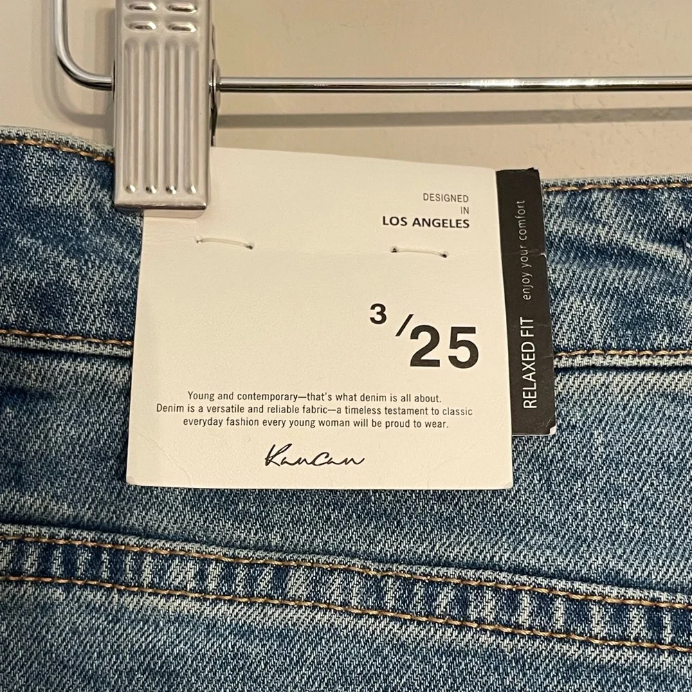Kancan NWT High Rise Straight Relaxed Fit Jeans Size 3/25 Frayed Hems - Picture 3 of 12